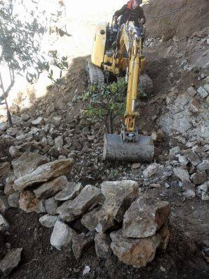 extraction es pierres sur un mur écroulé au chateau féodal d'ollioules